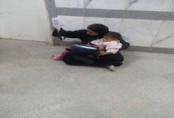حصري بالصور.. في عهد السيسي الخائن علاج طفل على بلاط مستشفى أسوان "الجامعي"