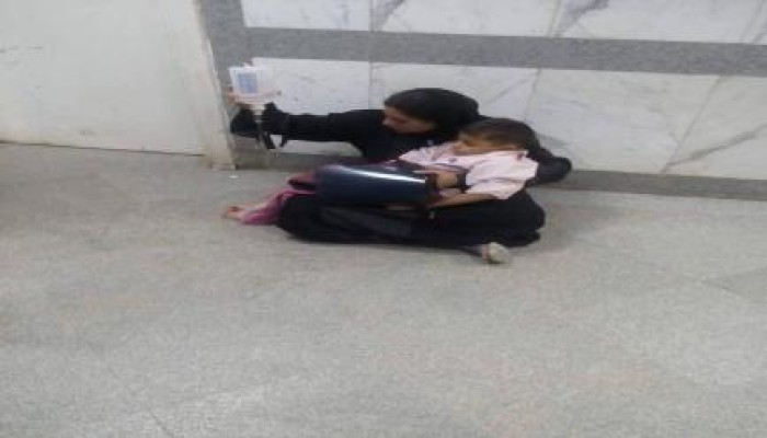 حصري بالصور.. في عهد السيسي الخائن علاج طفل على بلاط مستشفى أسوان "الجامعي"