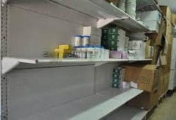 شاهد بعد اختفاء 4500 دواء.. العسكر يقدم "توصيل الموت إلى المنازل"