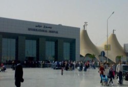 أثناء مغادرته مصر.. أمين شرطة يسرق محفظة سائح ألماني في مطار الغردقة