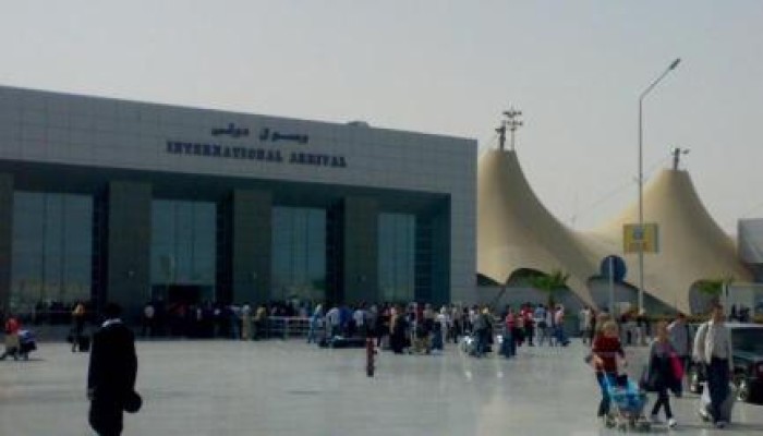 أثناء مغادرته مصر.. أمين شرطة يسرق محفظة سائح ألماني في مطار الغردقة