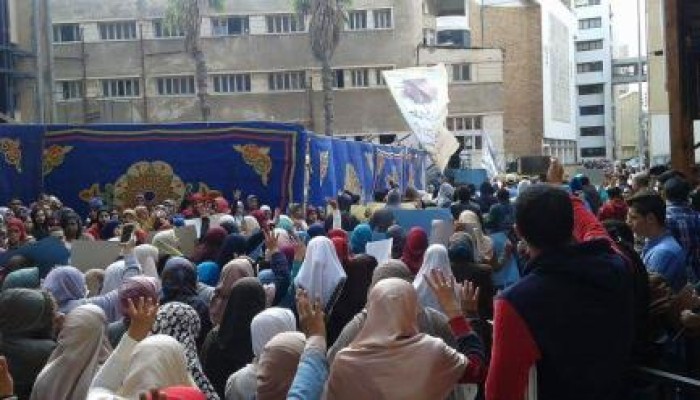 مظاهرة حاشدة بجامعة الإسكندرية واشتباكات بين الطلاب والأمن الإداري عقب اختطاف 10 طلاب