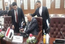وزير خارجية الانقلاب المصري يلقي "ميكروفون الجزيرة" أسفل طاولة الاجتماع بالخرطوم