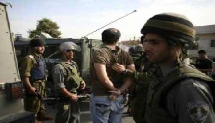 حملة اعتقالات بين الفلسطينيين واقتحام المسجد الأقصى