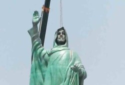 "تمثال زايد".. عربون محبة لرضا الكفيل الإماراتي والحصول على دفعة "رز"