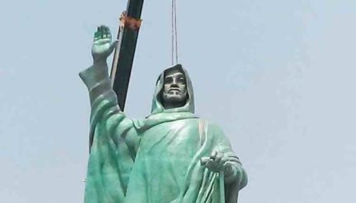 "تمثال زايد".. عربون محبة لرضا الكفيل الإماراتي والحصول على دفعة "رز"