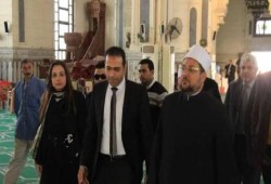 عضوة برلمان العسكر ببورسعيد في المسجد دون حجاب.. وفيس بوك: هيلاري كلينتون لم تفعلها