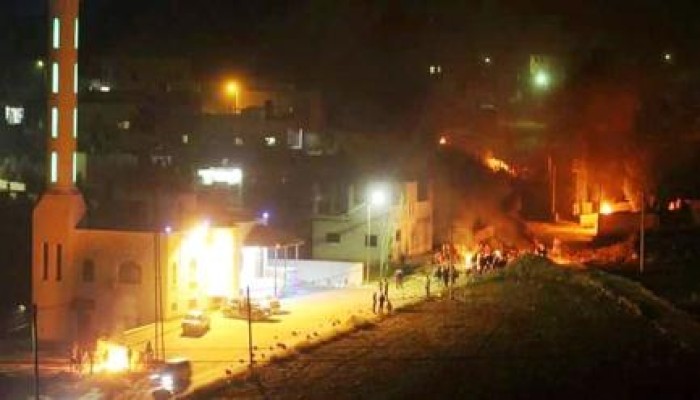 فلسطينيون يقيمون دروع بشرية بفلسطين لحماية منزل منفذ عملية طعن من الهدم