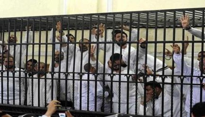 10 سنوات للمرشد والسجن المؤبد على 90 آخرين بهزلية السويس