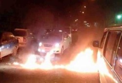 متظاهرون يقطعون الطريق أمام قصر القبة