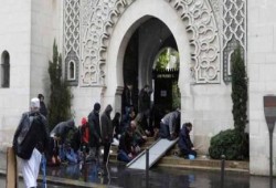 متظاهرون فرنسيون يعتدون على مصلى للمسلمين ويحرقون المصاحف
