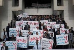 محامو دمياط ينظمون وقفة اعتراضا على رفع رئيس المحكمة للرسوم