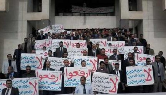 محامو دمياط ينظمون وقفة اعتراضا على رفع رئيس المحكمة للرسوم