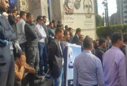 حملة الماجستير يعتصمون أمام نقابة الصحفيين للإفراج عن زملائهم المعتقلين