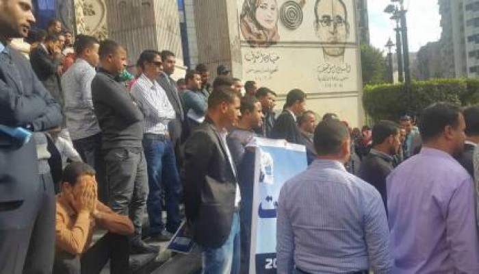 حملة الماجستير يعتصمون أمام نقابة الصحفيين للإفراج عن زملائهم المعتقلين