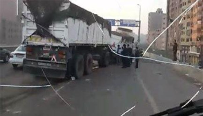 نحس السيسي.. شلل مرورى أعلى الدائرى قبل نزلة عرابى بسبب انقلاب مقطورة