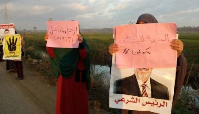 دمياط :سلسلة بشرية لنساء ضد الانقلاب بـ "أم الرضا" ضمن فعاليات "إرحل يا فاشل"(صور)