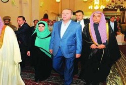 الجماهير تحتفي بأردوغان وهو في طريقه للحرم النبوي