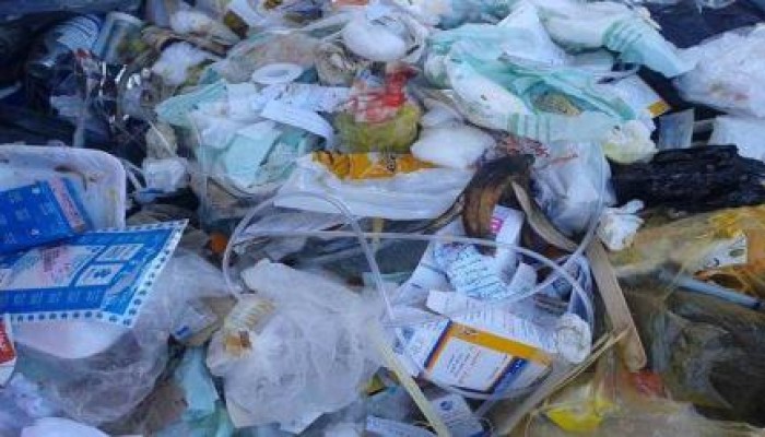 في نجع حمادي.. مخلفات طبية على الرصيف