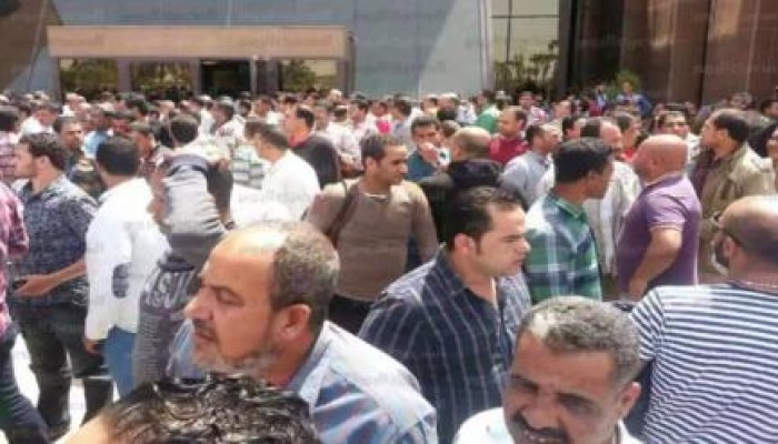 بالصور..وقفة احتجاجية للعاملين في قرية سياحية بالغردقة بعد طردهم..ومسؤولي الانقلاب بغيبوبة