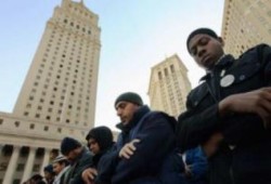 مصنع أمريكي يفصل 200 عامل مسلم بسبب "الصلاة في مواقيتها "