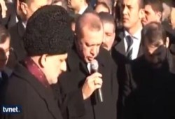 شاهد.. أردوغان يودع صحفيا تركيا بآيات من القرآن الكريم