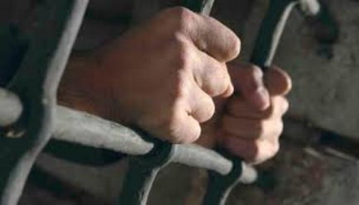إدارة "العقرب" تمنع الزيارة عن معتقل بعد إصابته بـ"العمى"