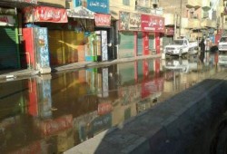 بالصور.. غرق شوارع منطقة السيل بأسوان بمياه الشرب يثير غضب أهالي أسوان