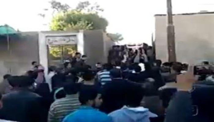 بالفيديو .. المئات يشيعون جنازة مسئول الإخوان بالفيوم  "مصطفى عطية"