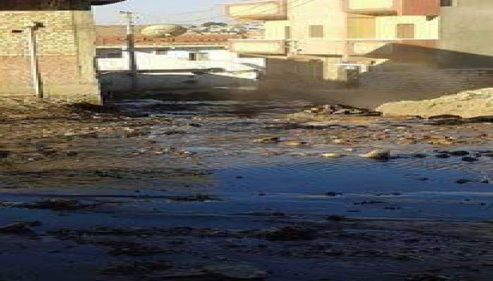 بالصور.. انفجار ماسورة صرف صحى يتسبب في تصدع عدد من المنازل في أسوان