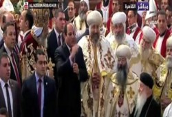"السيسي" لـ "تواضراوس": بعتذر يا "قداسة البابا" وبتعهد بترميم كل الكنائس هذا العام(فيديو)