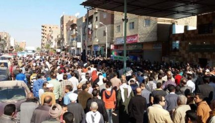 حشود من أهالي الفيوم يشيعون جنازة الطبيب "محمد عوض" الذي اغتالته الداخلية
