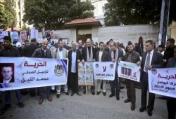 وقفة في غزة تضامنا مع صحفي فلسطيني معتقل في السجون الاحتلال الصهيوني