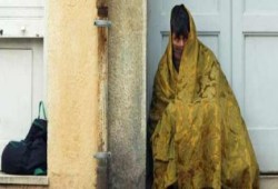 هذا ما قدمته فرنسا للاجئين : مخيم مصنوع من حاويات السفن وليس فيه ماء أو صرف صحي