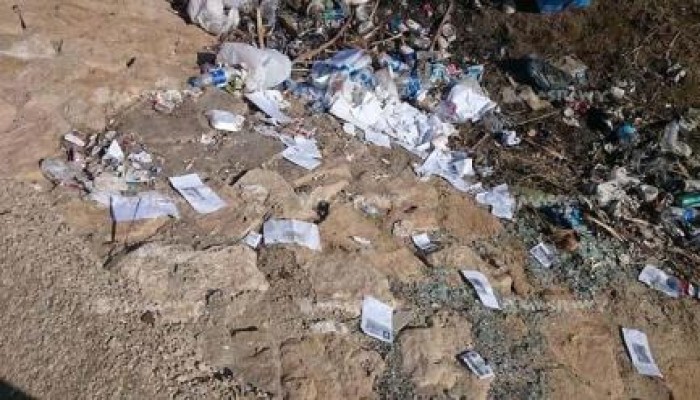 السيسي"ينصب على الشعب"..أوراق التقدم لوظائف مشروعات شرق بورسعيد ملقاة في القمامة(صور)