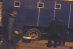 معتقلون يهتفون ضد الانقلاب بقوة في محكمة المنشية بالإسكندرية (فيديو)