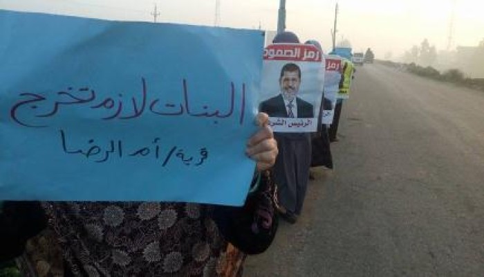 دمياط:سلسلة بشرية لنساء ضد الانقلاب بأم الرضا فى ختام فعاليات أسبوع "الثورة جامعة"(صور)