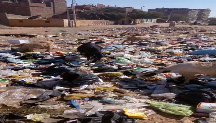 فضيحة بالصور.."في عهد السيسي الخائن.. القمامة تحيط بمحافظة أسوان السياحية فى عيدها القومي"