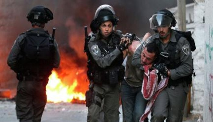 اعتقال 10 فلسطينيين بالضفة.. ومنع رائد صلاح ونشطاء من السفر