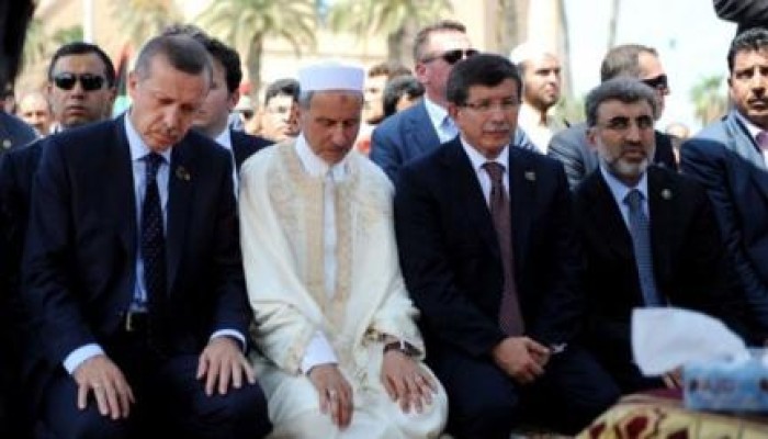 أردوغان وداود أوغلو  يؤديان الجمعة في “السلطان أحمد” ردّا على الاعتداء الإرهابي