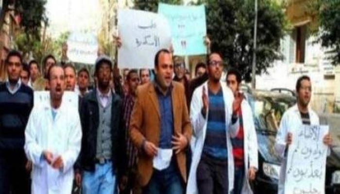حبس عضو لجنة حقوق الأطباء وآخرين بتهمة "خواطر ثورية"