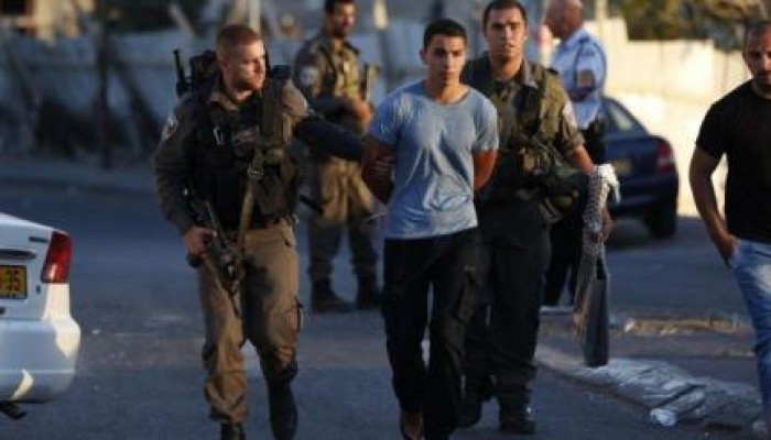 سلطات الاحتلال تعتقل 3 فلسطينيين في القدس بتهمة اقتنائهم سكاكين