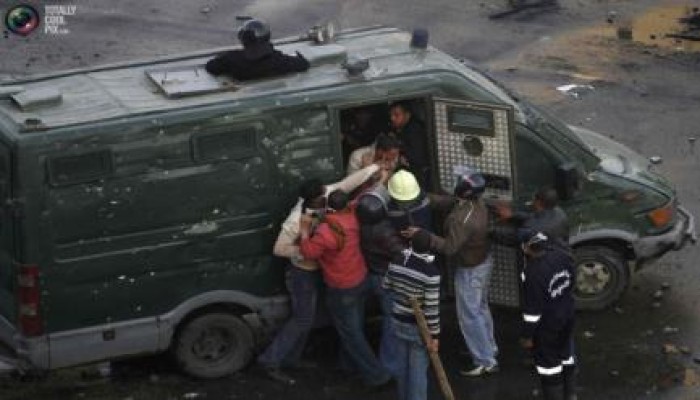 صحيفة بريطانية: الدولة العميقة بمصر مرعوبة من ثورة جديدة