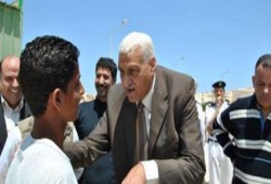 محافظ السويس لأهالي طالبوه بمقابر : الحي أبقي من الميت .. هو إحنا لاقين سكن للأحياء
