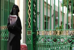 اساءات متكررة من عميد فنون تطبيقية جامعة بنها للطالبات المنتقبات