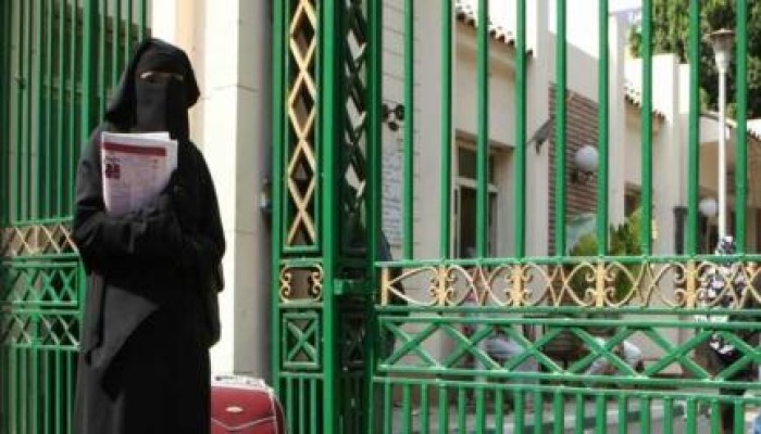 اساءات متكررة من عميد فنون تطبيقية جامعة بنها للطالبات المنتقبات