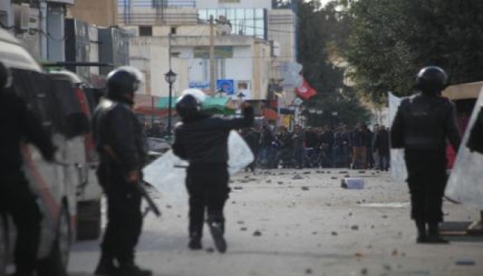 انتفاضة في 11 مدينة تونسية تحت شعار  "شغل..حرية..كرامة"
