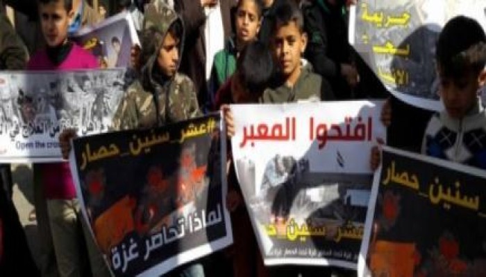 تظاهر الفلسطينيين ضد إغلاق سلطات الانقلاب لمعبر رفح وحصار غزة