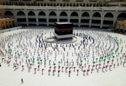 السعودية تدرس إغلاق باب الحج أمام الوافدين من الخارج