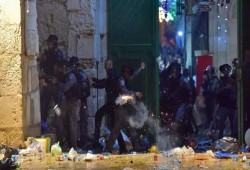 205 إصابات بمواجهات التصدي لاقتحام الأقصى